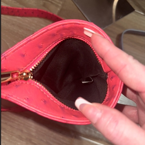 Unique faux ostrich Red pyramid bag with zipper closure - Picture 6 of 8